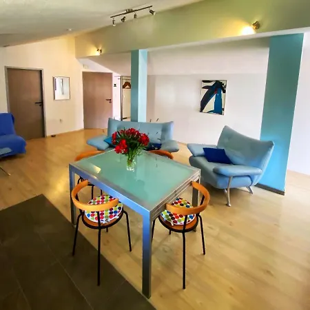 Apartamento Modern Red & Blue