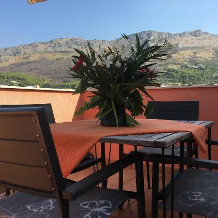 Modern Red & Blue Appartement Podstrana